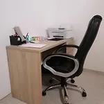 Quarto em Acomodações Particulares Pres De L'aeroport De *