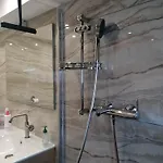 Quarto em Acomodações Particulares Pres De L'aeroport De *